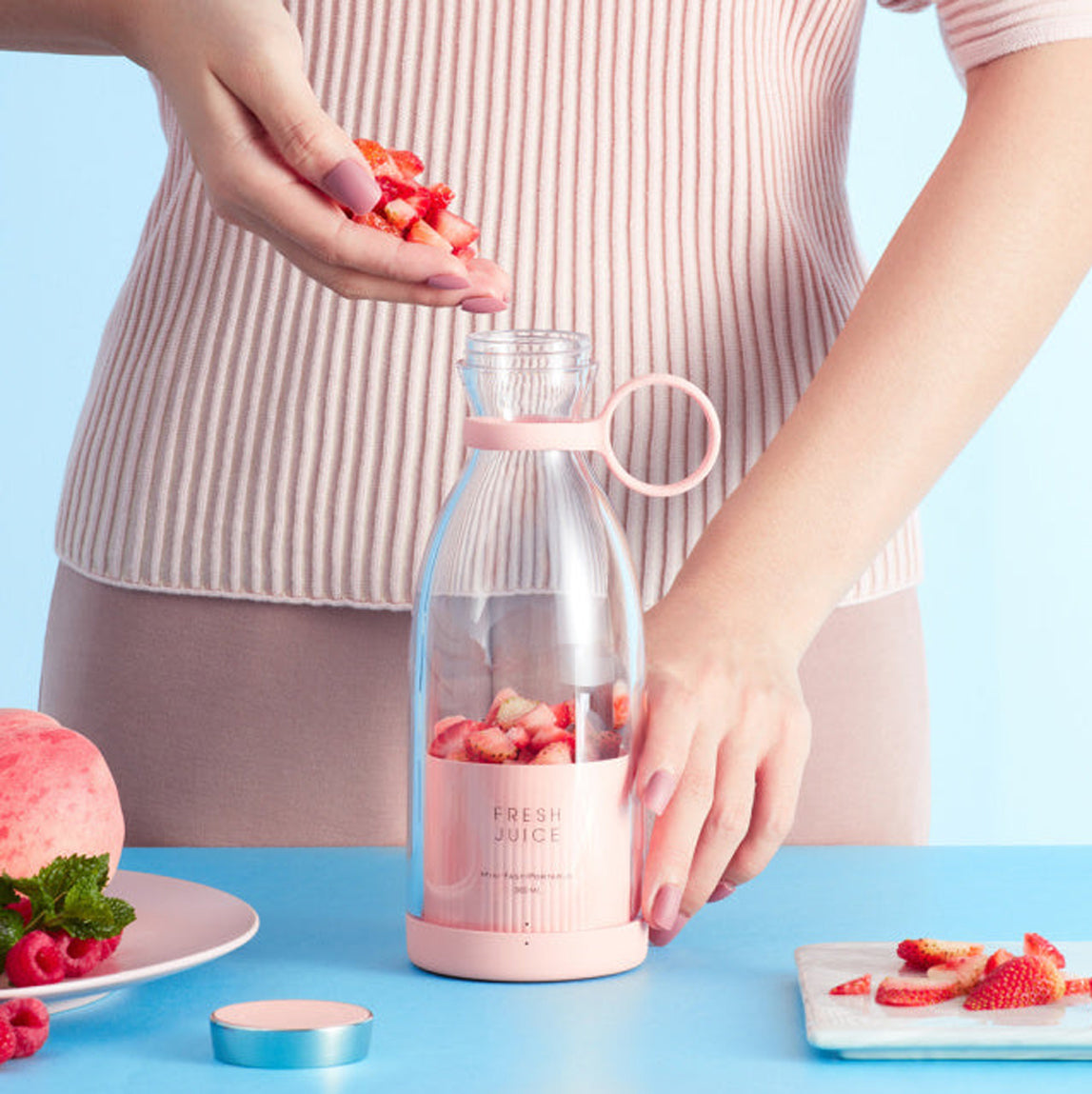 Portable Blender, USB Rechargeable Mini Juicer Blender, Electric Juicer Bottle Blender Grinder Mixer Blender for Juices, Shakes and Smoothies